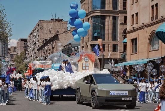 Քաղաքը շարժման մեջ, և մենք այդ հոսքի մեջ։